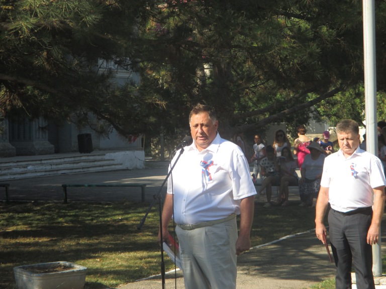 Торжественная церемония поднятия Государственного флага Российской Федерации в пгт Ленино