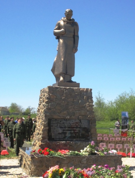 торжественное перезахоронение останков защитников и освободителей Керченского полуострова