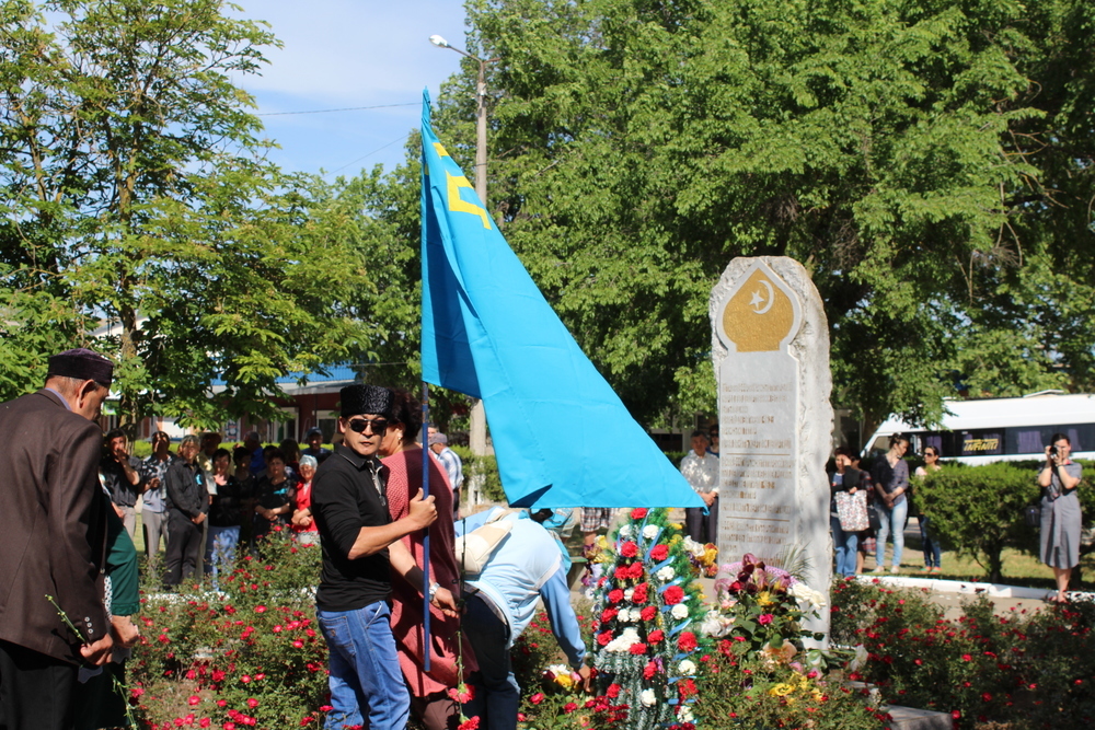 В Ленинском районе состоялось траурное собрание и возложение цветов, приуроченное ко Дню памяти жертв депортации народов из Крыма