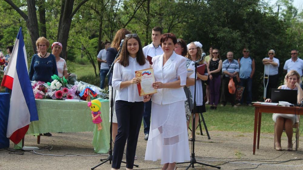 Светлана Иванова приняла участие в торжественной линейке, посвященной празднику «Последний звонок»