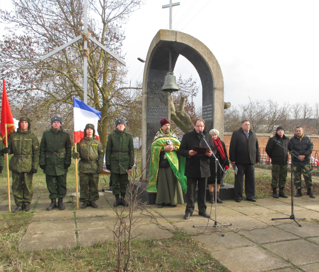 декабря 2015 года состоялось открытие Часовенного столба в честь и память командиров и бойцов, погибших в годы войны и захороненных вечным сном на Глазовском воинском погосте. Правом открыть памятное сооружение были удостоены: ветеран Великой Отечественной войны, участник боевых действий Николай  Ашомко, председатель Ленинского районного  совета Алексей Новиков, заместитель Главы Администрации Ленинского района Олег Попов, руководитель военно-поисковой экспедиции «Эльтиген-2015» Николай Шевченко. В мероприятии приняли участие ветераны Великой Отечественной войны, представители поисковых отрядов Керченского полуострова, делегации учреждений и организаций района, учащиеся Глазовской и Багеровской общеобразовательных школ, жители Глазовского поселения.