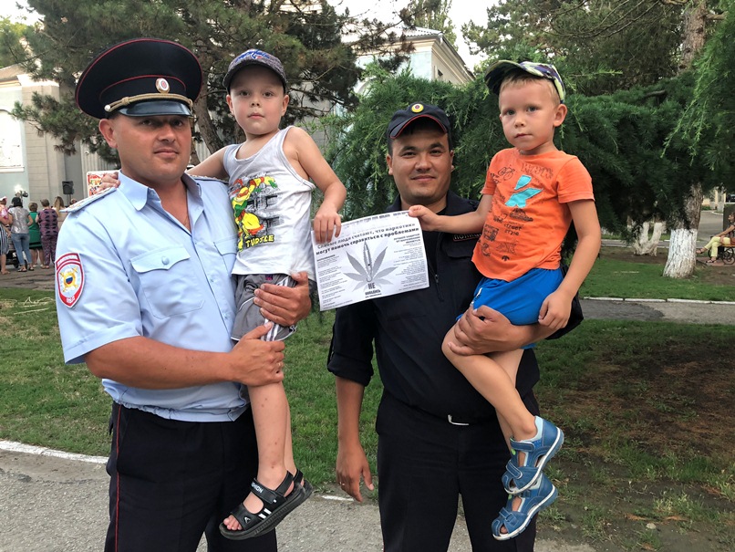 В Ленинском районе полицейские рассказали ребятам о вреде наркотиков 