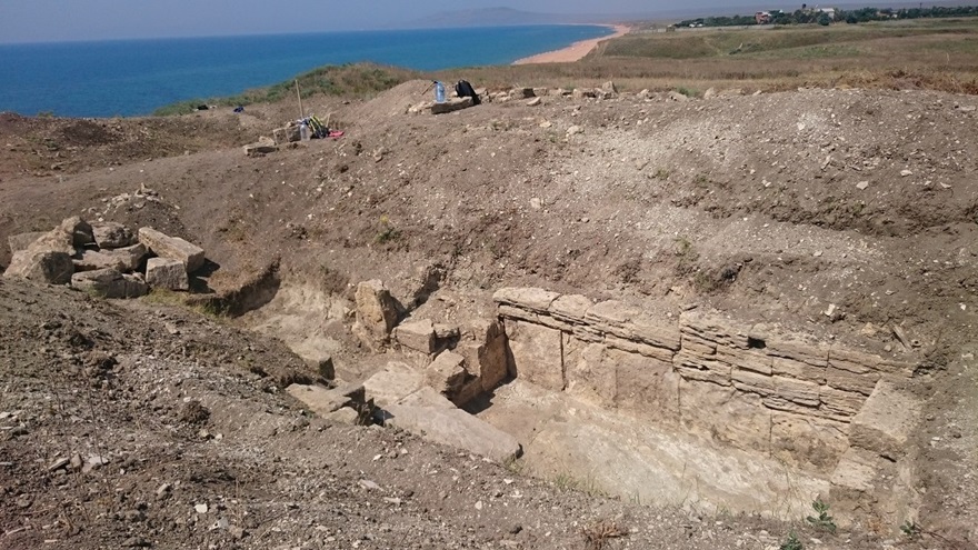 В Ленинском районе археологи нашли ограбленные мародерами античные склепы 