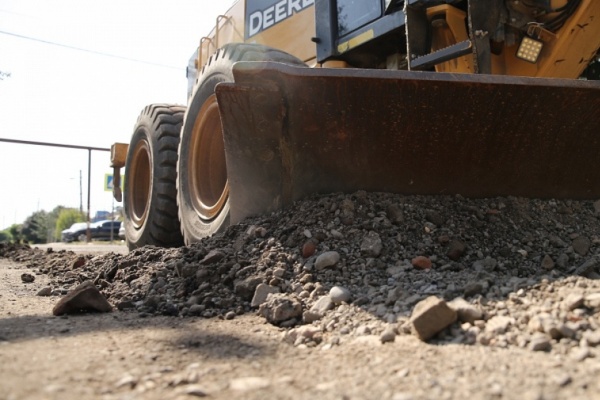 Дороги Ленинского района приводят в порядок: начался сезонный ремонт