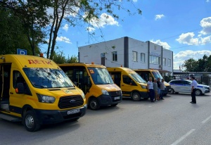«Безопасность на маршруте: школьные автобусы в Ленинском районе готовы к новому учебному году»