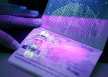 Российские загранпаспорта крымчанам выдадут, но не сразу