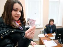 В Крыму начали выдавать номера и водительские удостоверения РФ