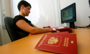В оформлении загранпаспортов помогут