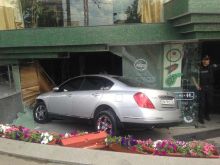 В Симферополе девушка на "Ниссане" протаранила пиццерию