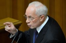 Азаров распорядился навести порядок с билетами на юг