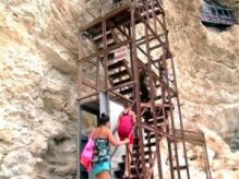 Житель Крыма построил уникальную лестницу на обрыве мыса Фиолент к морю