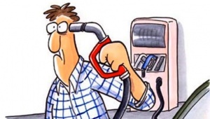 Нефть против бензина: почему одно дешевеет, а другое – дорожает?