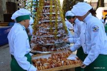 В Судаке сделали новогоднюю елку из 2014 пирожков